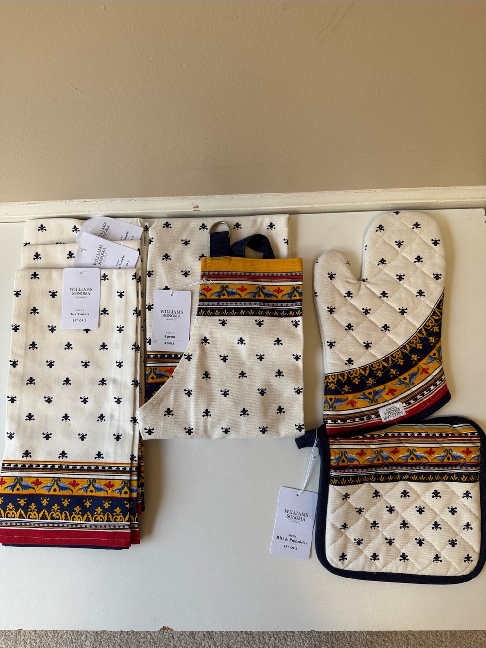 NEW Williams Sonoma White & Navy Fleur Kitchen Cotton Set with Multicolor Border